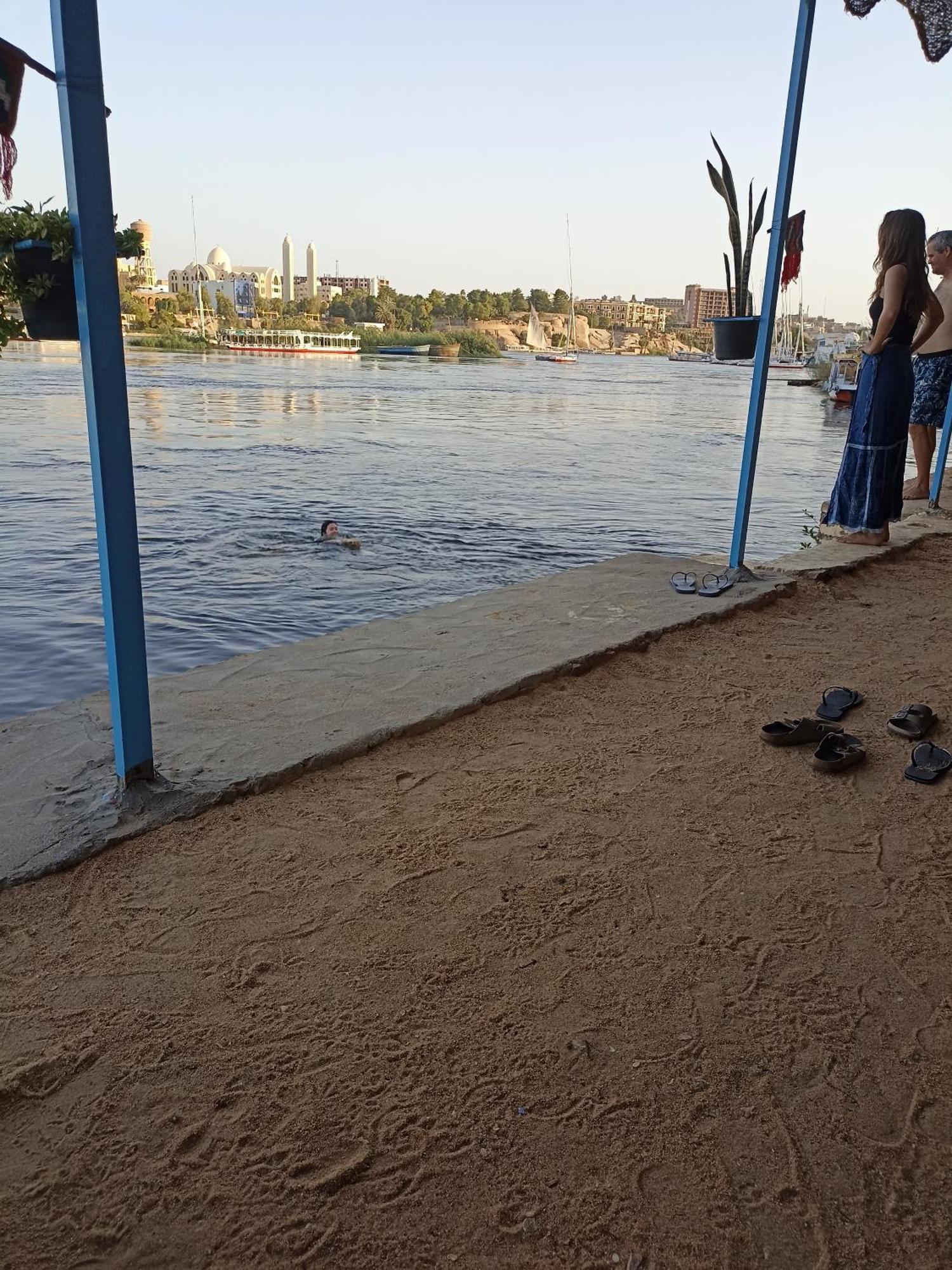 Awi * Aswan