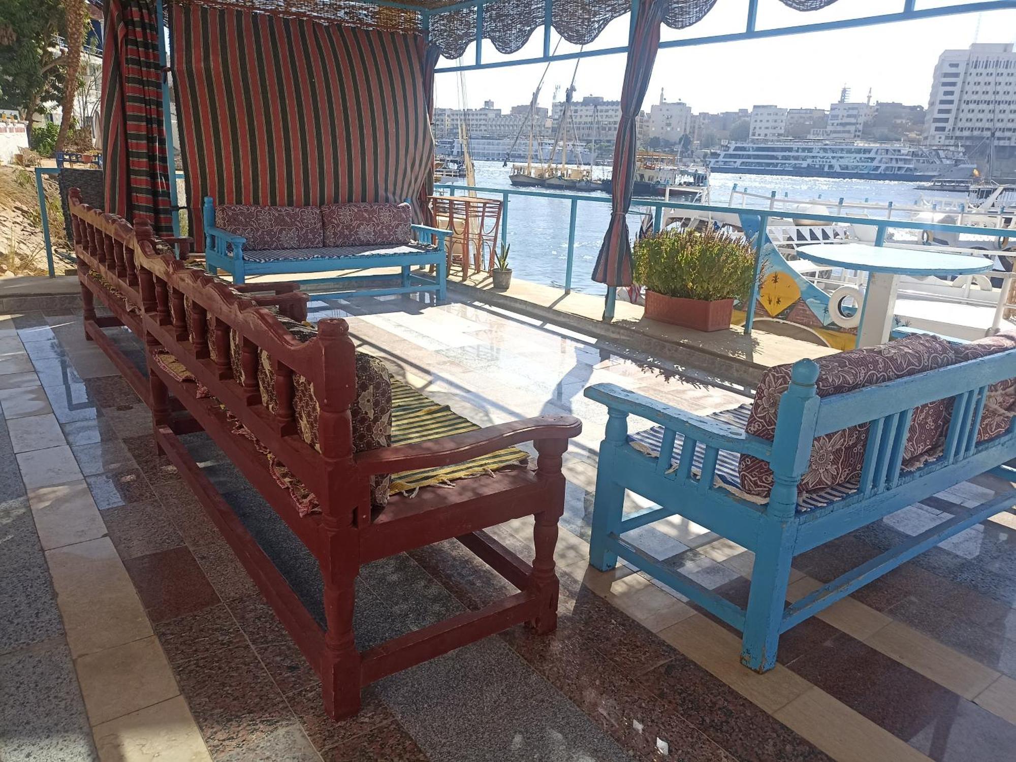 Awi * Aswan
