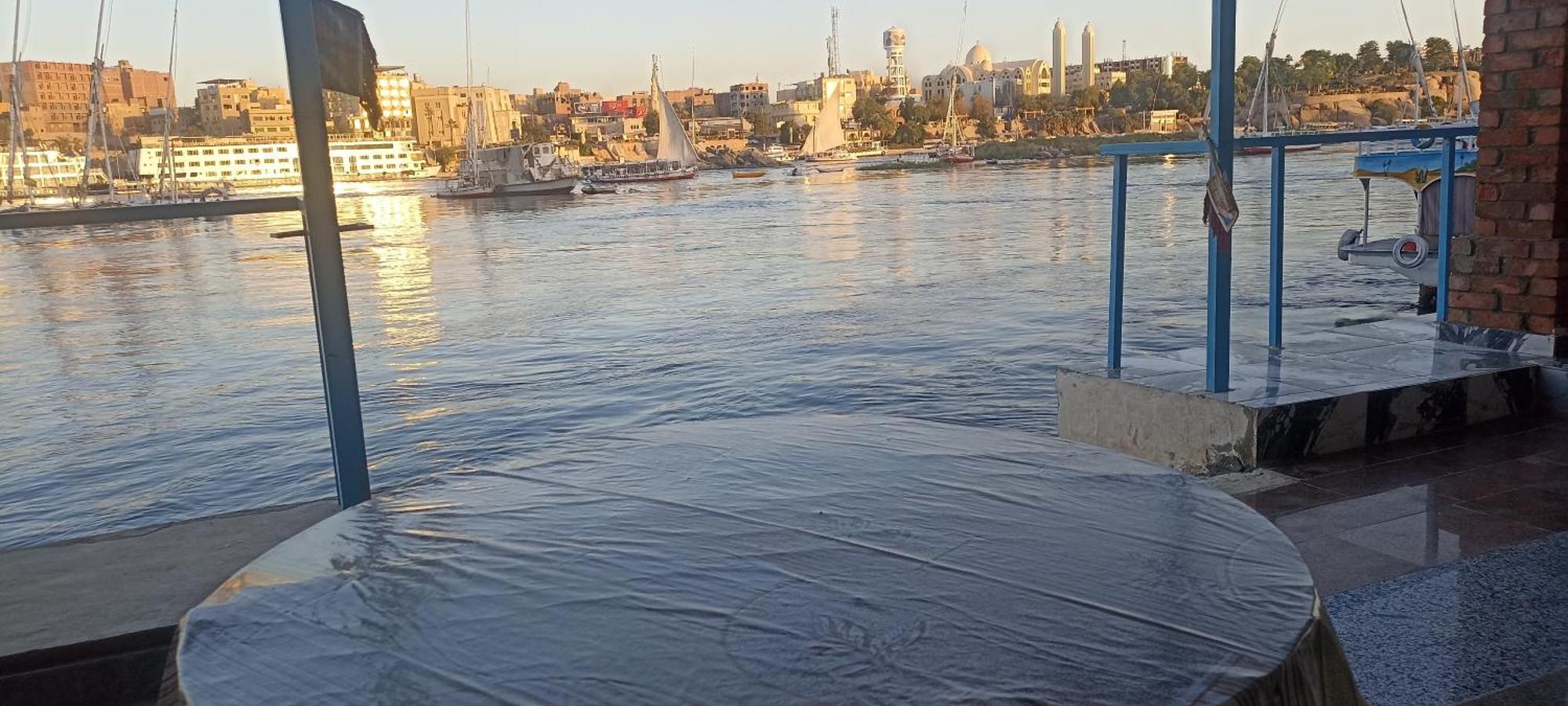 Awi * Aswan